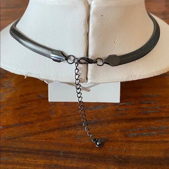 2x COSTUME necklaces-Purple & black metal Necklace + magnetic hematite necklace. - Picture 5 of 6